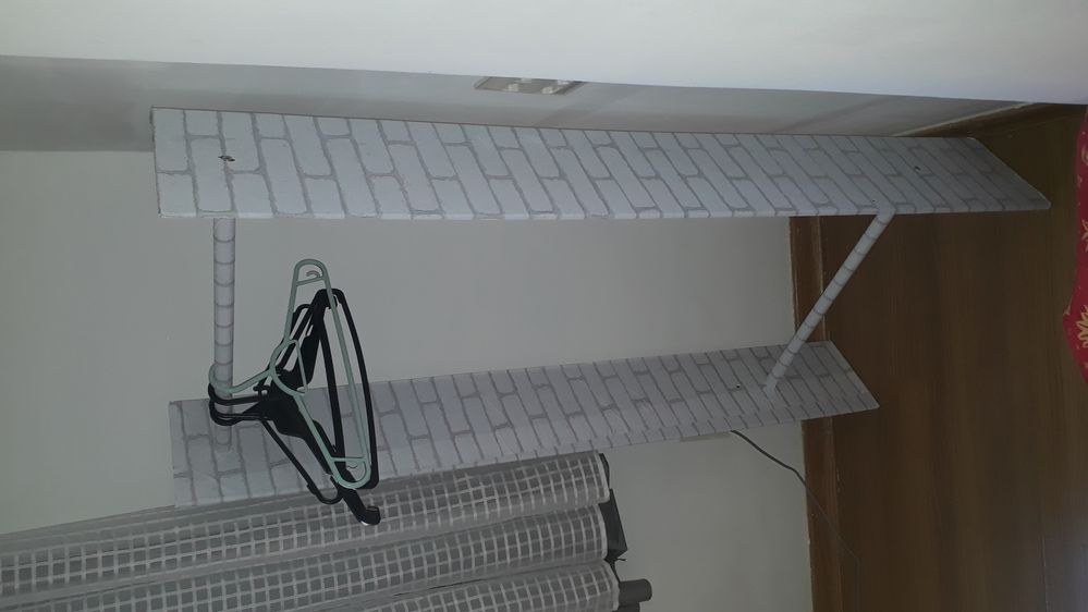 Cabideiro sustentável - 02 folhas de piso laminado + cabo de vassoura + papel de parede