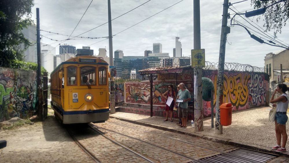 Chegando ao bairro de bonde - Melhor que a estação de trem do Harry Potter!