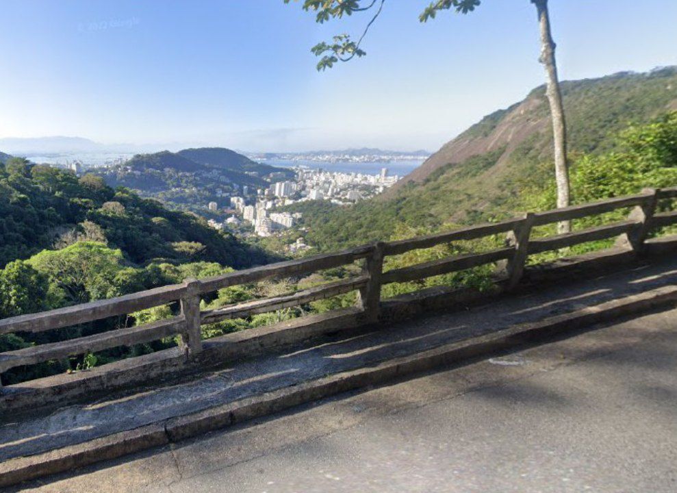 Dá pra tietar a zona norte, com direito ao Maracanã, dependendo do canto.