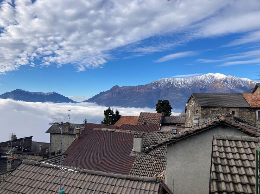 Vue depuis la terrasse sur le lac de Côme recouvert de nuages.