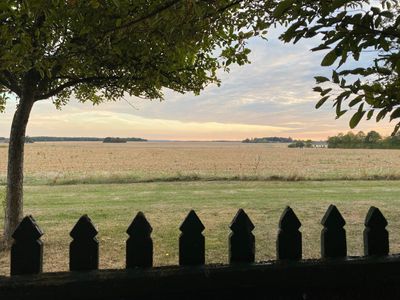 Der Blick aus meinem Garten auf dem Land in Frankreich