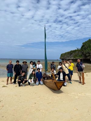 Mon mari et mes amis, en photo, ont pris plaisir à réparer ce bateau traditionnel en bois.