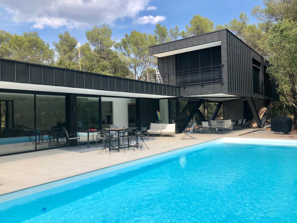 Maison d'architecte  au milieu des arbres