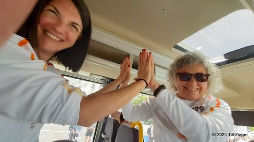 Encouragement on the bus: Claudia (CL Lecco) and Antonella (CL Milan)