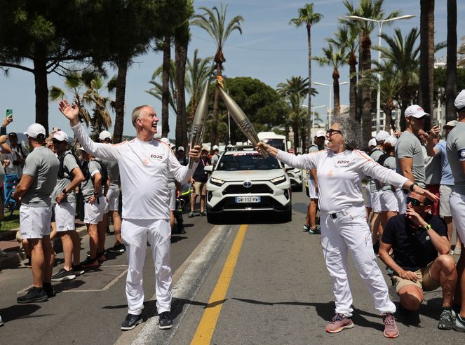 Torch Kiss Antonella [Quelle: Paris 2024 - Torch Relay]