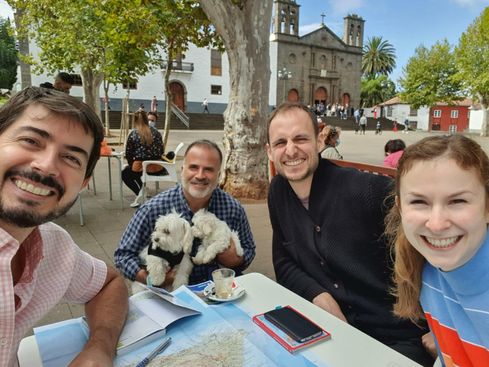 Mi marido y yo estamos tomando un café con Michael y Luisa en la plaza mientras hablamos de actividades que se organizan en la isla