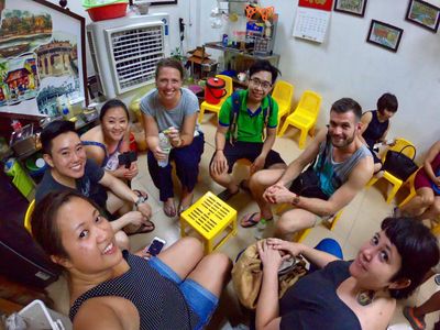 Nienke e io mentre partecipiamo a un tour gastronomico grazie a un'Esperienza Airbnb ad Hanoi, in Vietnam