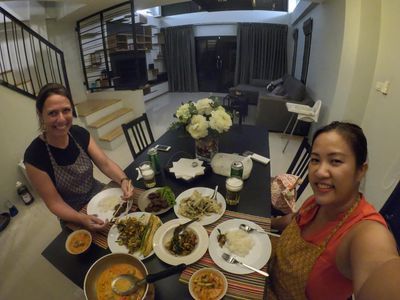 Met Nienke tijdens mijn dinerervaring in Bangkok, Thailand