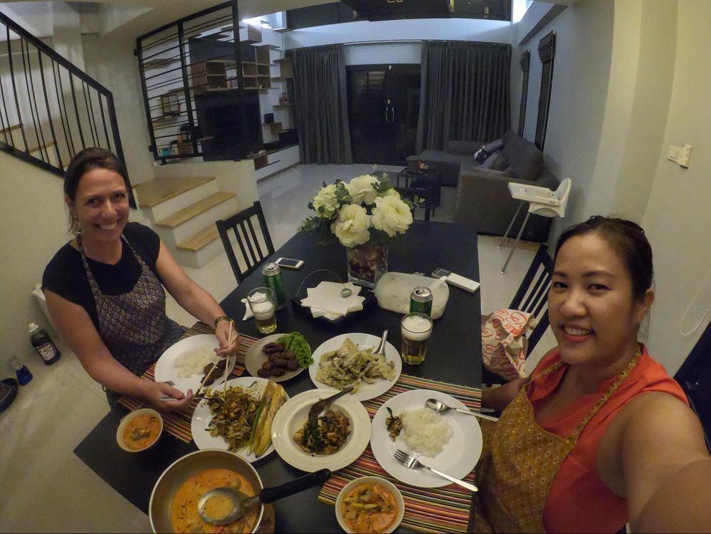 Nienke und ich während meiner Entdeckung beim Abendessen in Bangkok, Thailand