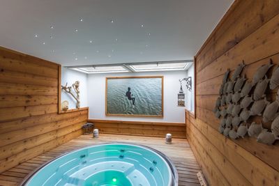 Hot tub in listing (1).jpg