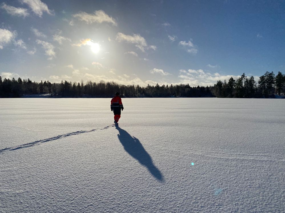 - When the ice is 15 to 20 cm thick, we cross the lake and visit the neighbors on the other side, whom we don’t see very often.