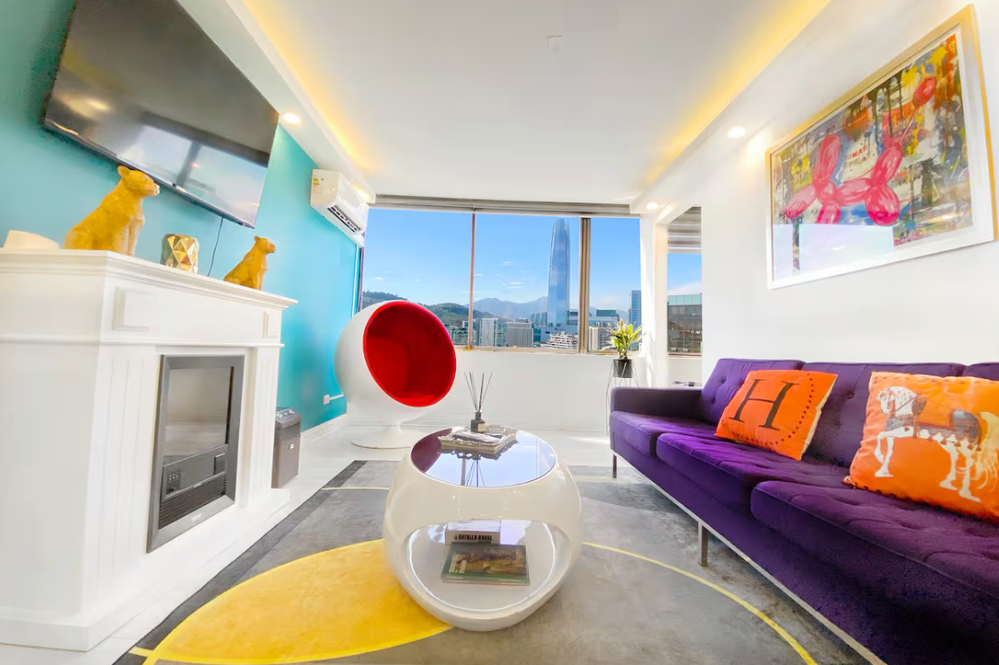 Silla Ball Chair y vista a Torre Costanera Center, Santiago, Chile