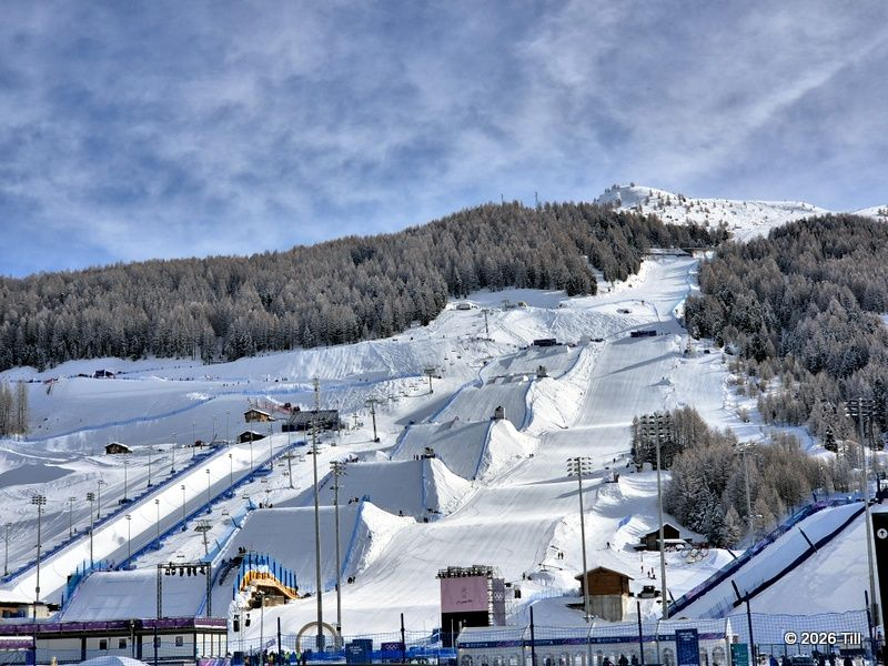 Cinque piste di gara convergono in un unico punto.