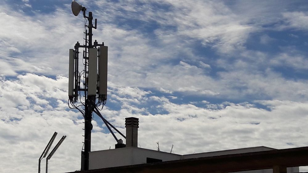 antenna tim e vodafon su palazzo del comune di Sannicola (LE ).jpg