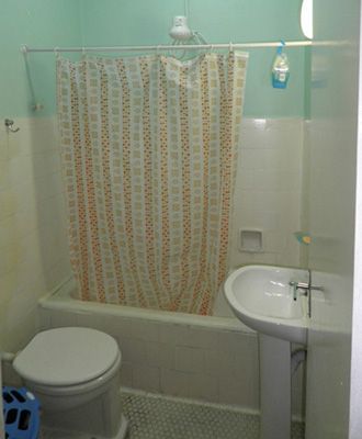 Before renovation, with late 1950´s  bathtub