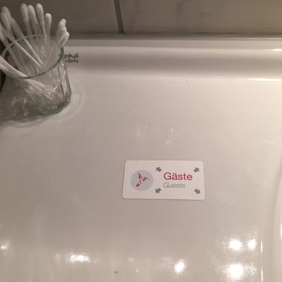 Am Waschbecken wissen unsere Gäste genau wo sie ihre Sachen abstellen können. (Bad wird gemeinsam genutzt))