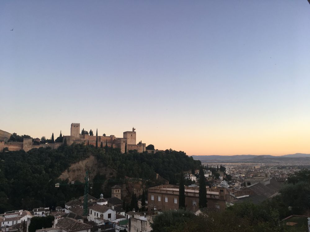 Diner avec une vue sur l'Alhambra au coucher du soleil