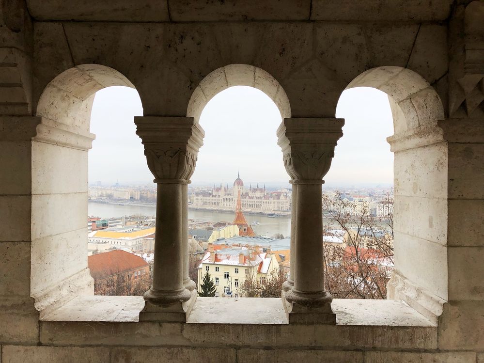 La vue sur le parlement hongrois depuis le palais de Budavár.