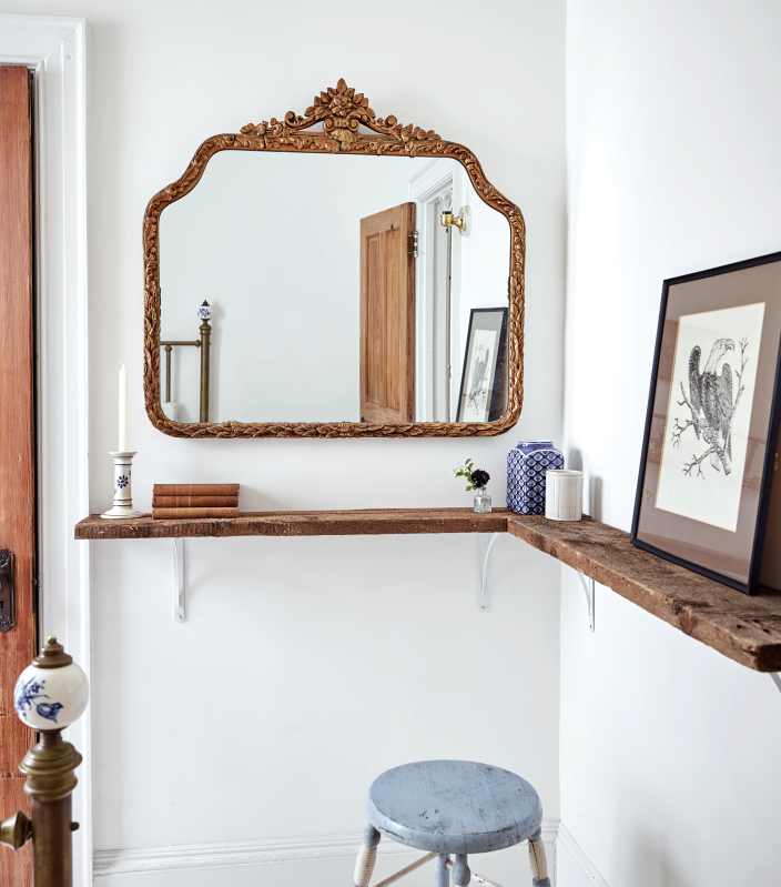 Приятный контраст: «Нам нравится сочетание позолоченного зеркала и грубой старой деревянной полки», — говорит хозяин жилья Энтони д’Аргенцио. Фото Мартина Томпсона