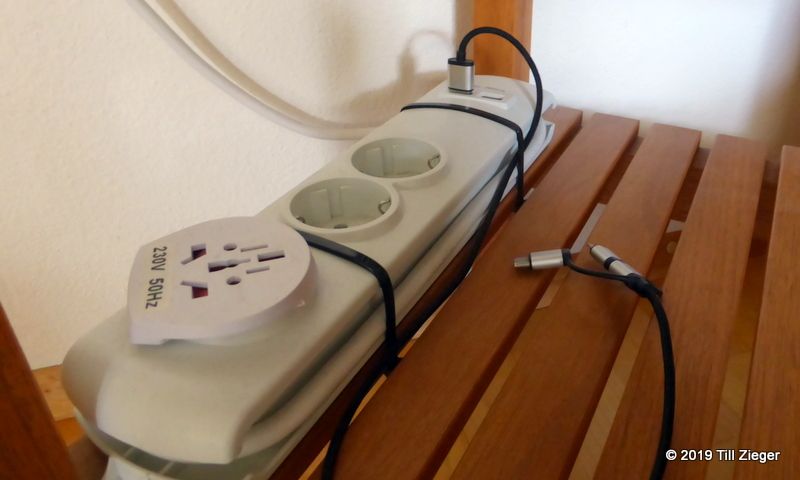 integriertes USB-Netzteil mit angebundenem Ladekabel