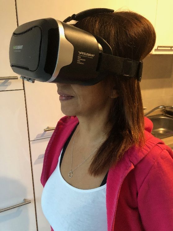 Vera mit 3D-VR-Brille