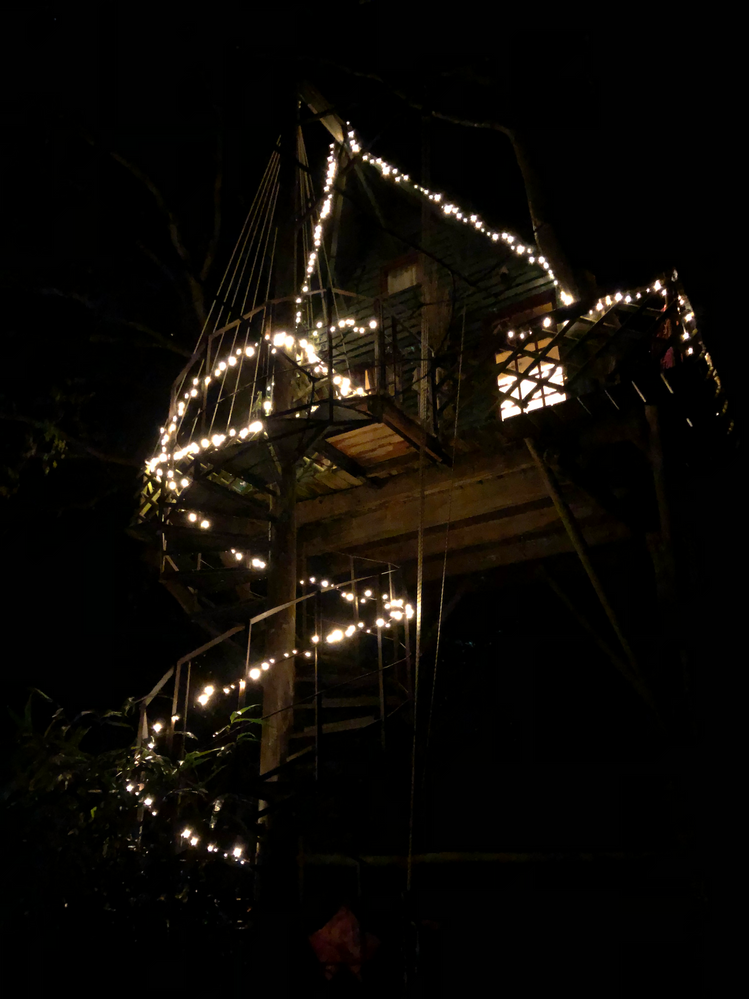 La cabane de nuit, les guirlandes lumineuses créent une ambiance féerique
