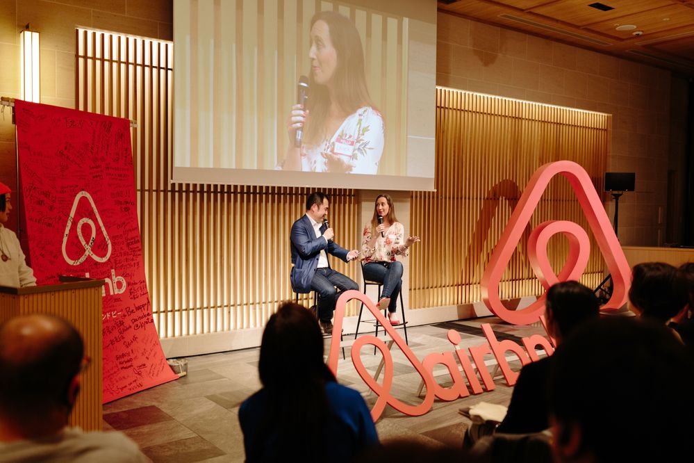 Bienvenue Yasu, responsable national d'Airbnb pour le Japon, et Laura Chambers, directrice générale de Homes Host d'Airbnb, lors du lancement de la tournée mondiale à Tokyo.