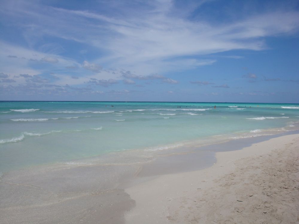 Varadero, una de las playas más hermosas de Cuba. me encanta su arena que es muy blanca y parece talco. El agua es muy cristalina y cálida. Bien temprano en la mañana en la orilla se ven los  peces.