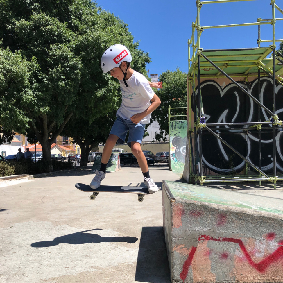 Un des garçons faisant du skate dans un parc près de leur logement au Portugal.