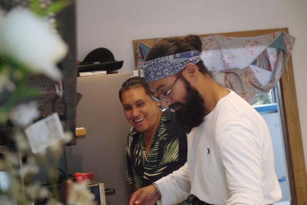 Mon voyageur et un cuisinier, cuisinant ensemble dans notre restaurant de quartier.