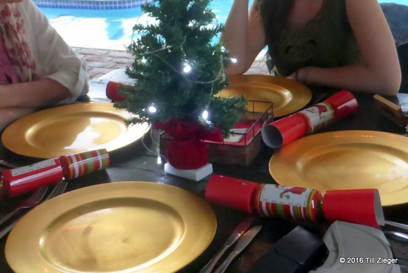 Weihnachtsessen in einem Airbnb mit Knallbonbons