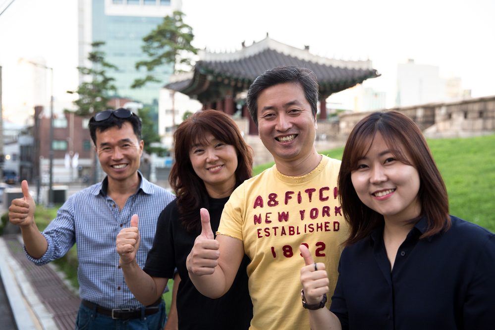 Ходжин (третий слева) с сотрудниками компании House of Sarah заботливо управляют 20 объявлениями Airbnb в Сеуле