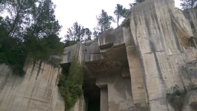 À l'extérieur des Carrières de Lumières