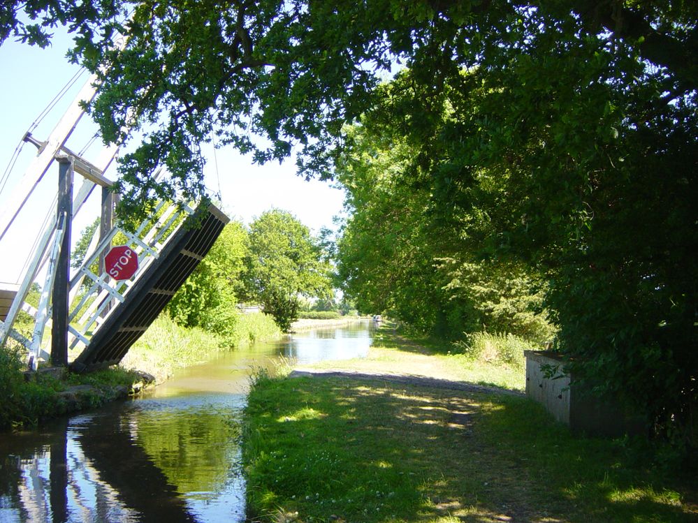 Lift bridge, Llangollen Canal