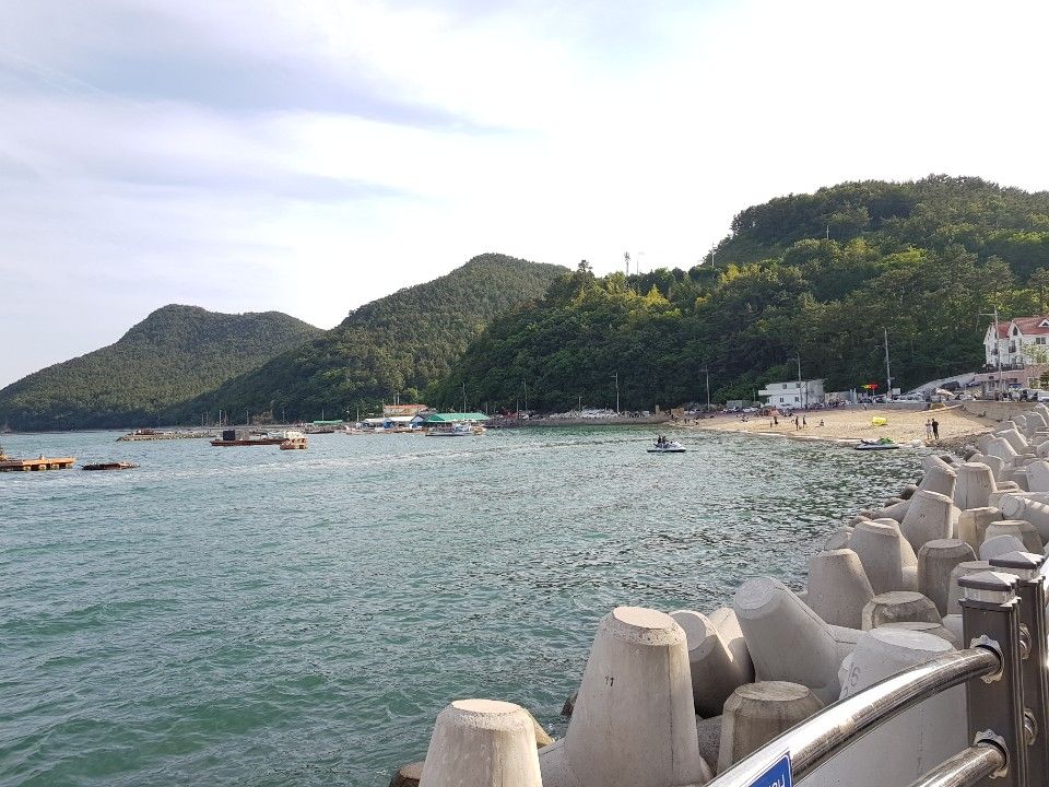 Tongyeong) On one of the easy hiking (more like walking) trail along the coast