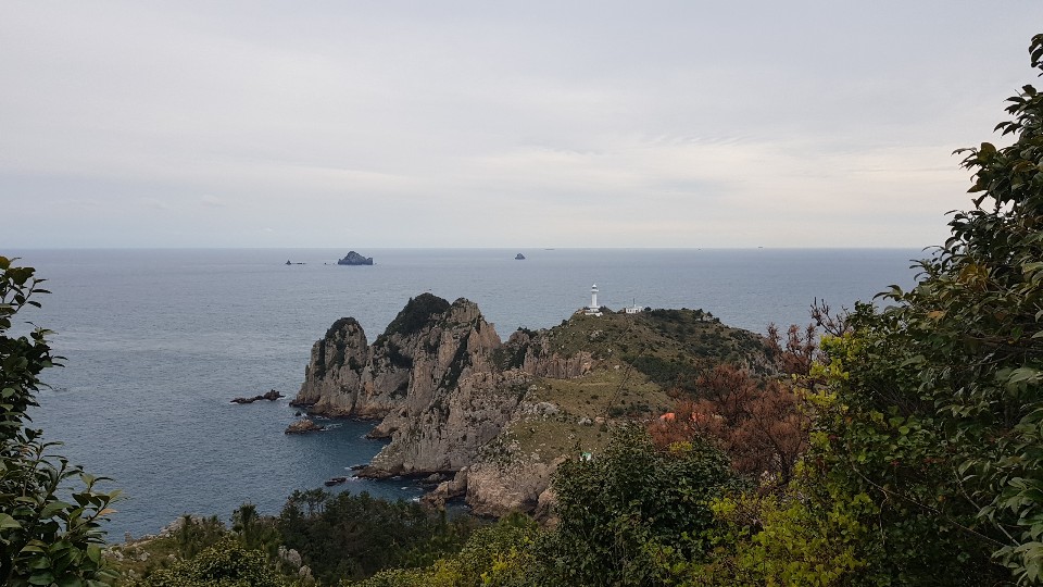 Somaemuldo)  Hiking to Deungdae-seom, to the lighthouse