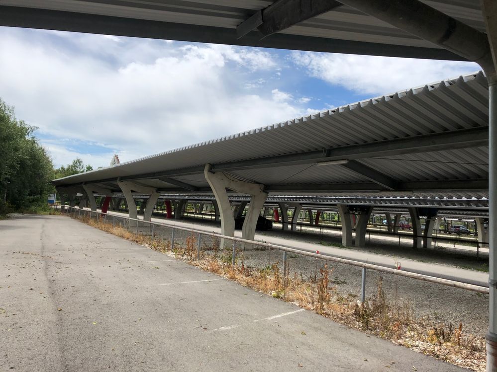 Urlauberparkplatz am Flughafen Muenchen mit Photovoltaik-Erzeugung auf den Daechern