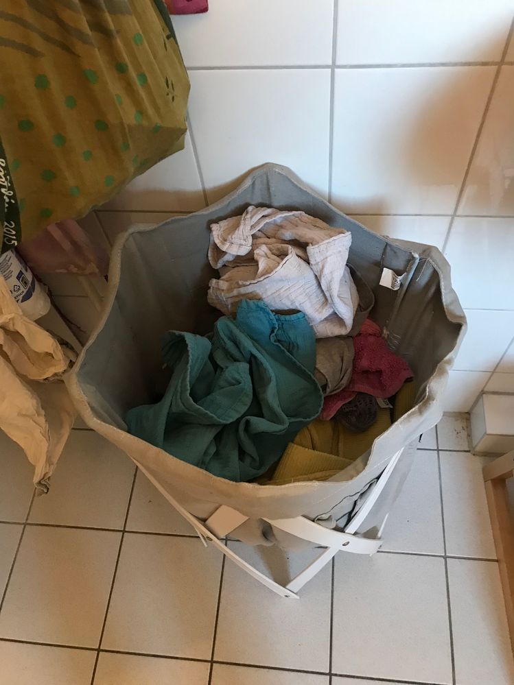 Le panier à linge sale dans le SdB