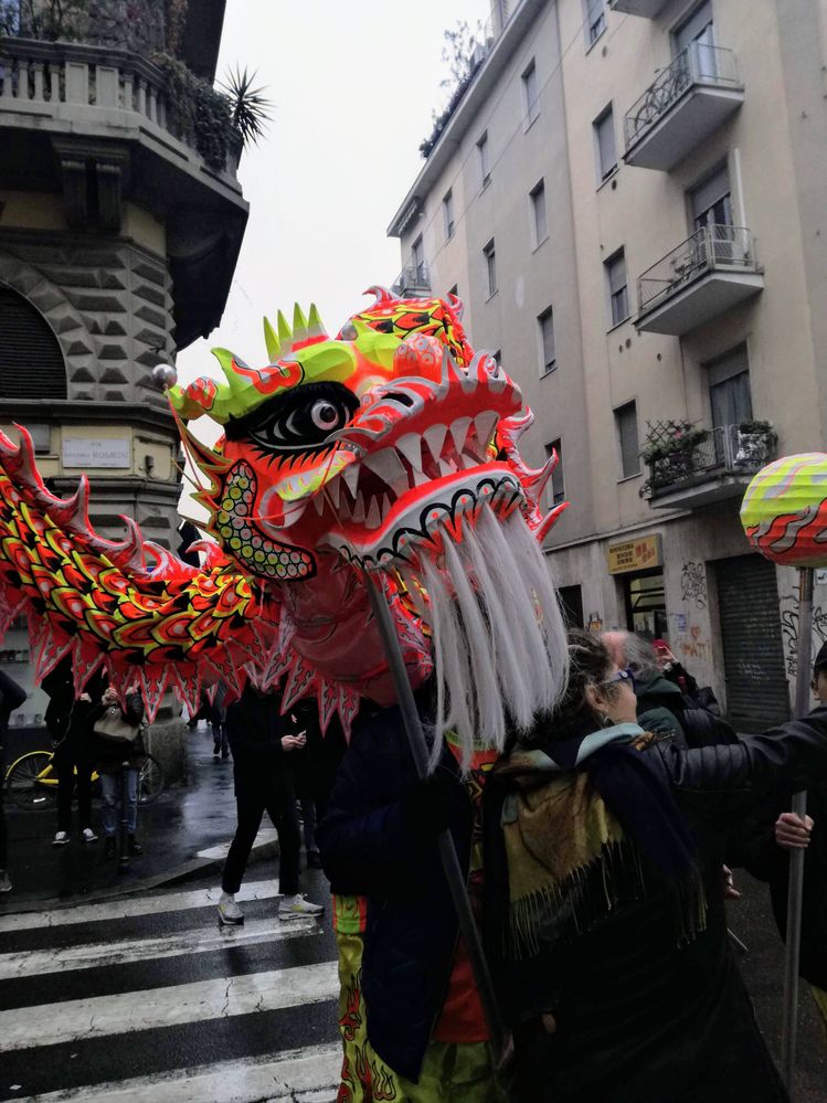 il dragone che sfila da Piazza Gramsci in via Paolo Sarpi