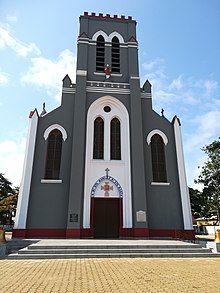 220px-Basilique_de_Ouidah_en_face_du_temple_de_Python.jpg