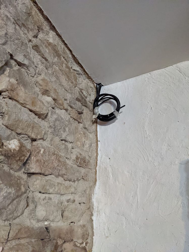 cable électrique dans la pièce principale. Bien sur on ne prend pas l'escabeau pour le toucher