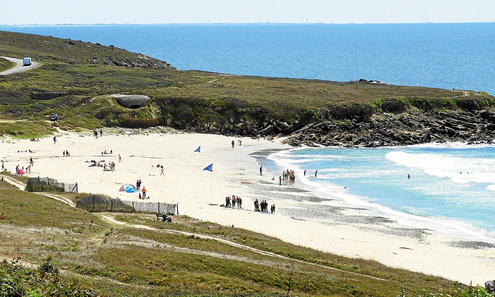 pavillon-bleu-les-plages-de-gwendrez-et-mesperleuc-labellise_3965634.jpg