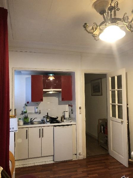 Kueche / Wohnzimmer in unsere Airbnb-Altbauwohnung