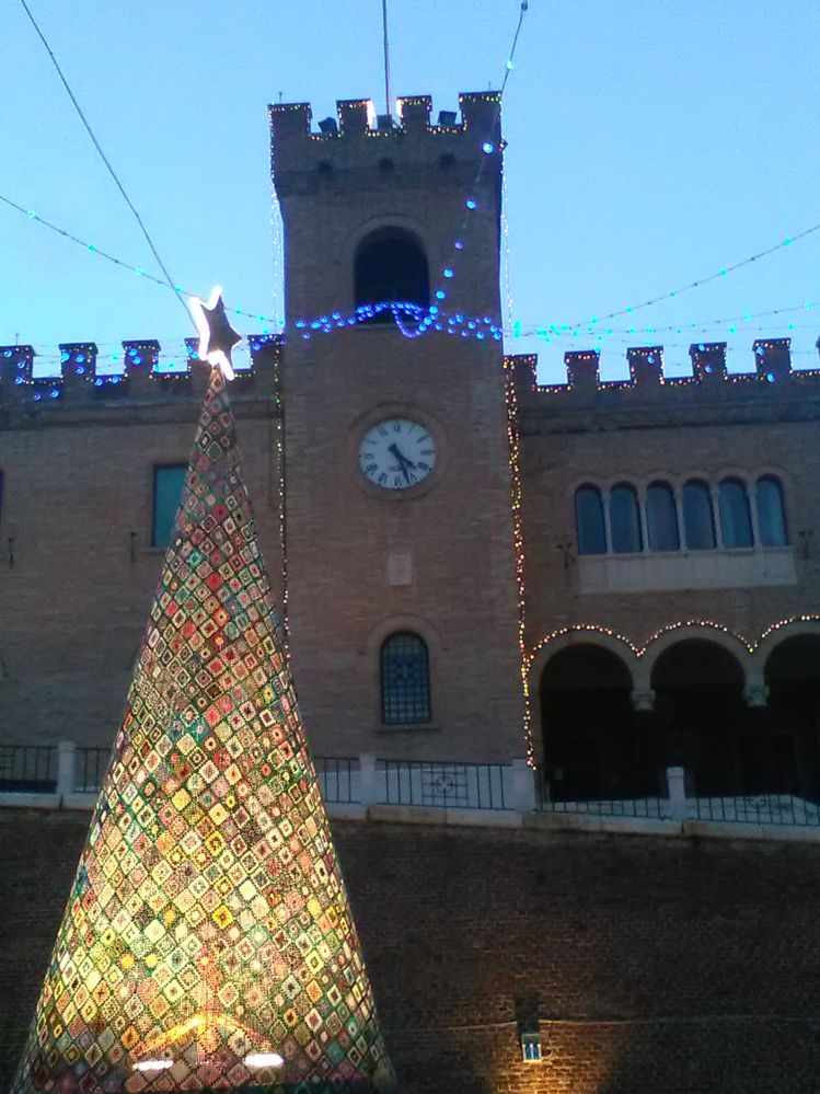 L'albero è fatto di pezzi all'uncinetto