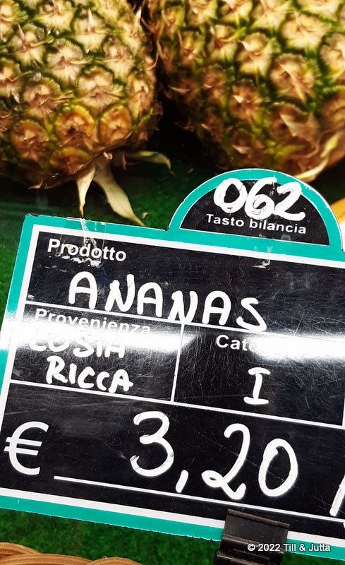 Oggi l'ananas costa 3,20 euro al chilo