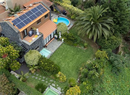 Vista aérea de la casa con la instalación de 16 placas solares