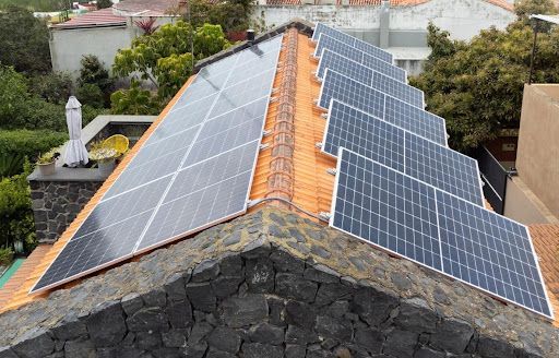 Detalhe dos painéis solares instalados