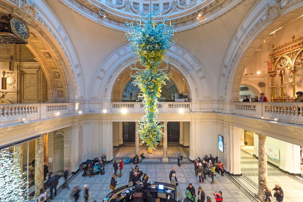 Dale-Chihuly-sculpture-at-Victoria-and-Albert-Museum-London.jpeg