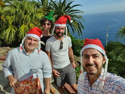 Hier zijn Edu, mijn man,  Diede, Pedro en ikzelf, een warme kerst aan het vieren op Tenerife.
