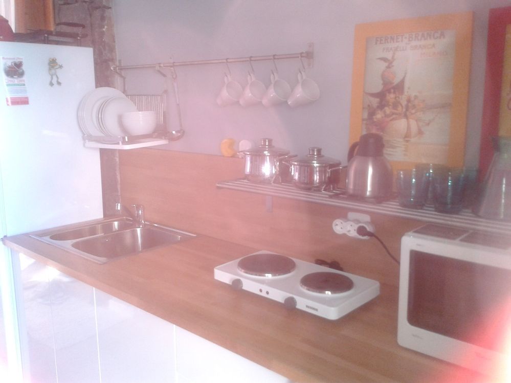 Me ha costado encontrar esta foto, pero aquí está: detalle de la cocina eléctrica y decoración de cuando empezamos en 2012 :)